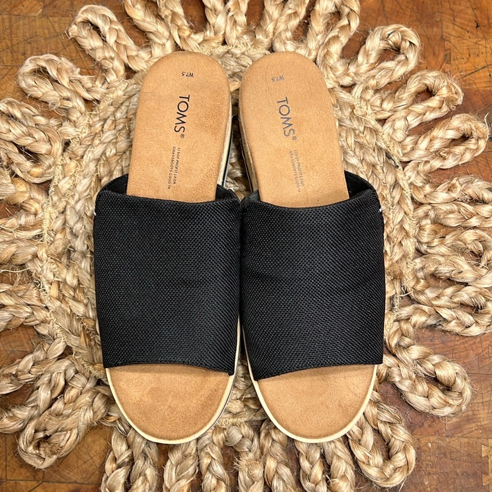 Like new Toms platform slide